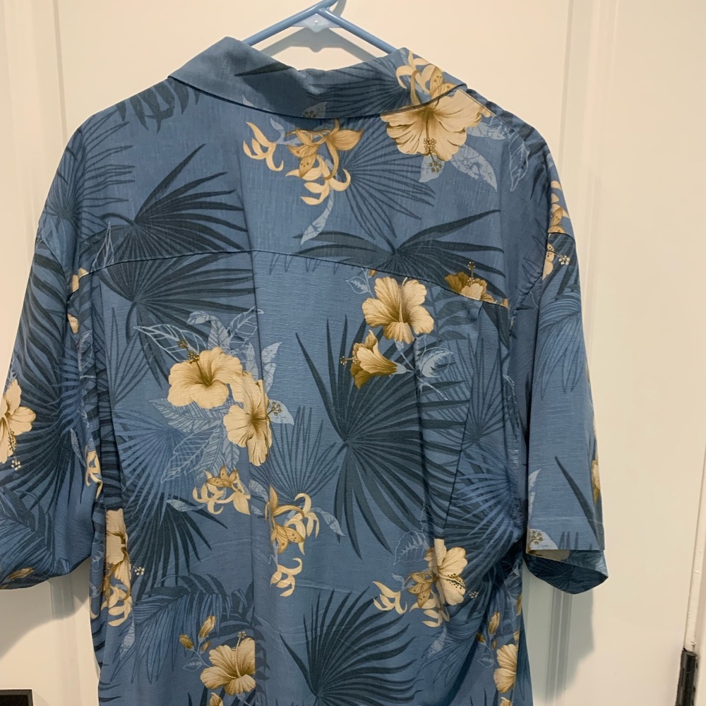 Jamaica Jaxx Mens shirt.  Sixe XL.  Great condition.  Blue with flowers